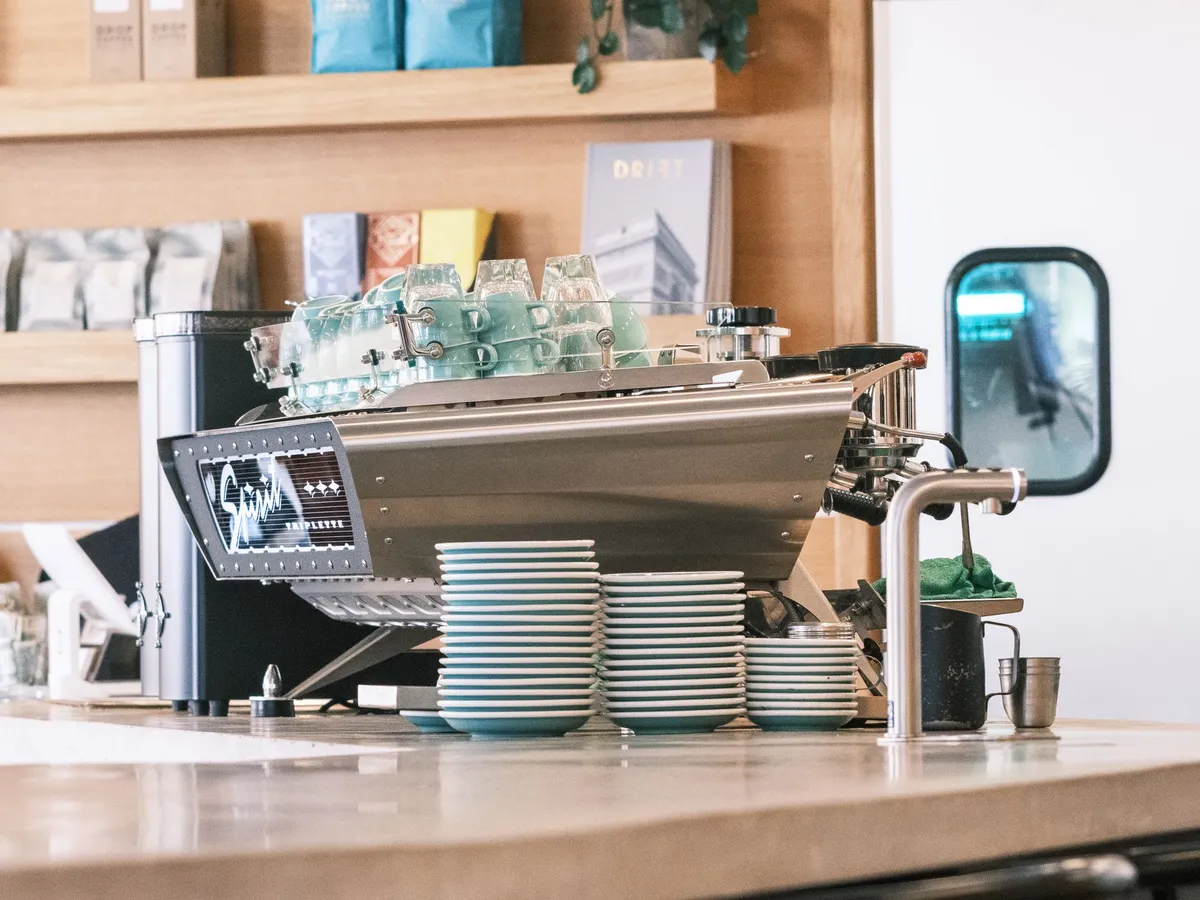 Theke eines Cafés mit Kaffeemaschine und Geschirr