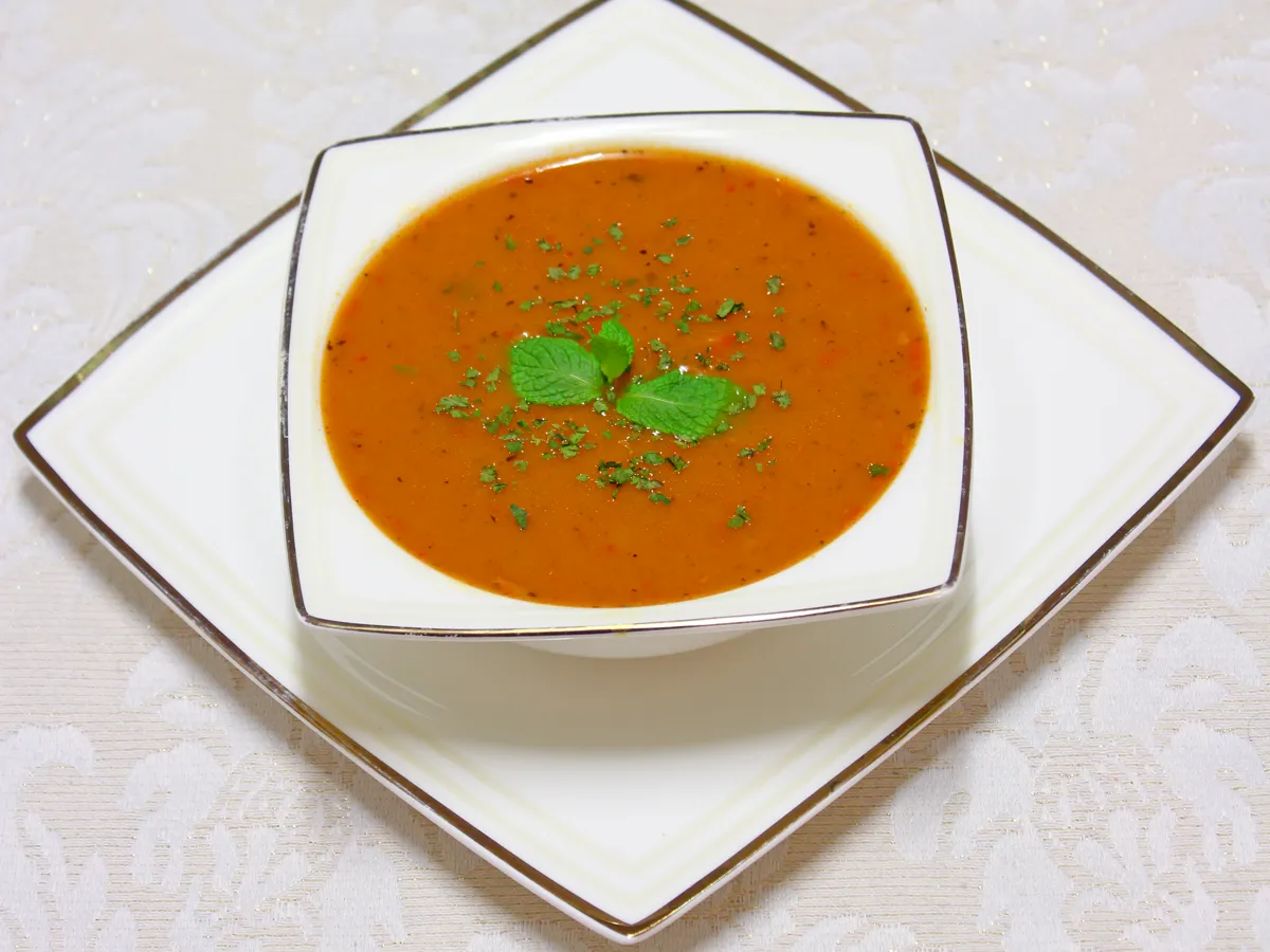 Tarhana-Suppe mit frischer Minze in einer weissen Schale