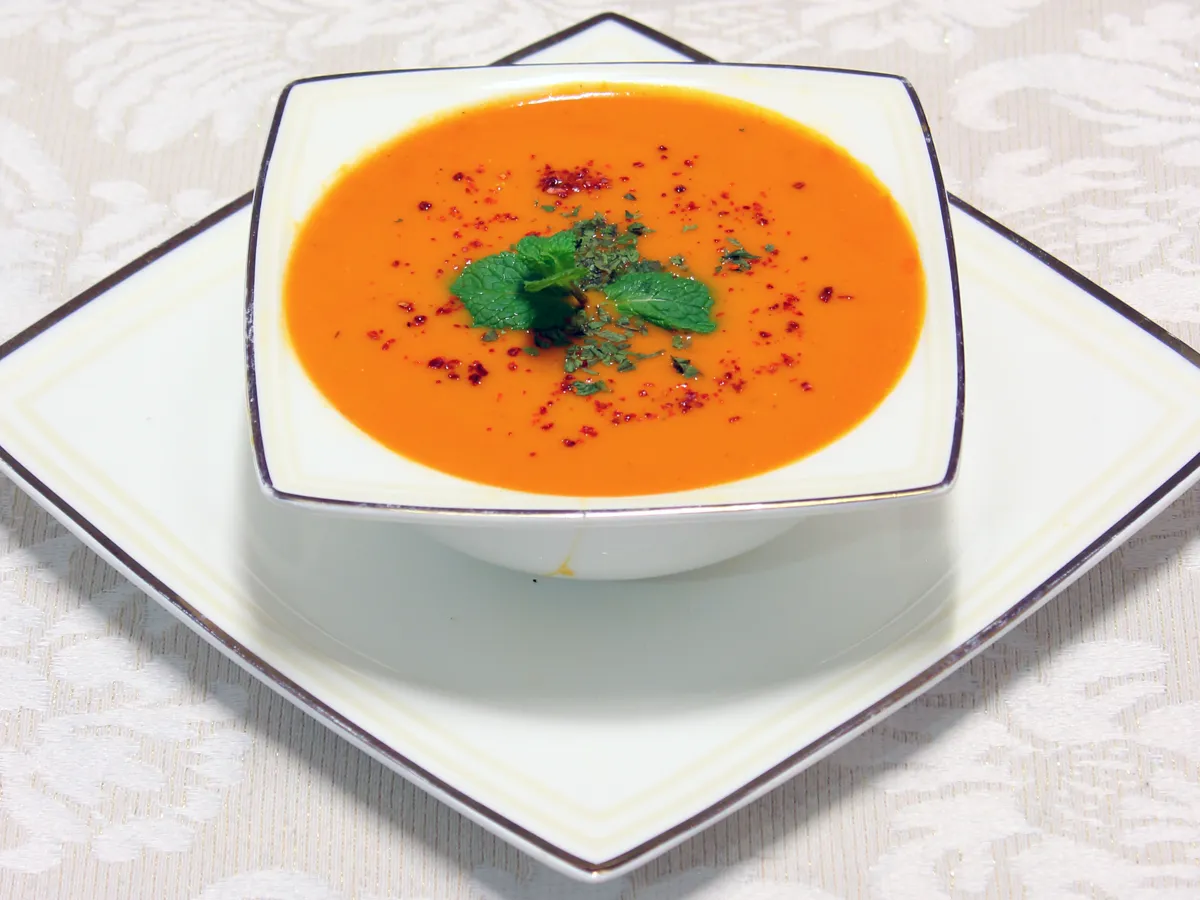 Cremige Tomatensuppe mit Minze in einer weissen Schale